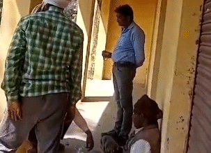 Photo of ड्यूटी पर ‘जाम’, कैमरे में कैद लेखपाल साहब, वायरल वीडियो से प्रशासन की कार्यप्रणाली पर उठे सवाल