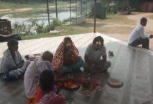 Photo of फेसबुक फ्रेंडशिप से हुई शादी, लेकिन पति ने किया इंकार: सोनभद्र में विवाहिता का धरना