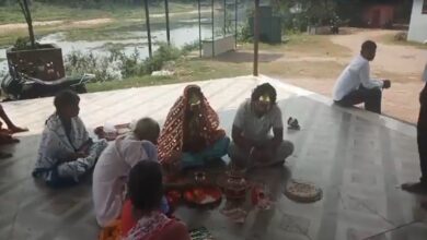 Photo of फेसबुक फ्रेंडशिप से हुई शादी, लेकिन पति ने किया इंकार: सोनभद्र में विवाहिता का धरना