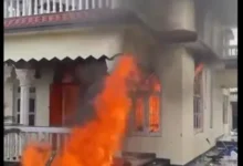 Photo of नेपाल के पूर्व पीएम झालानाथ के घर में प्रदर्शनकारियों ने लगाई आग, पत्नी की मौत
