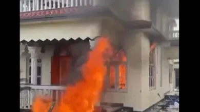 Photo of नेपाल के पूर्व पीएम झालानाथ के घर में प्रदर्शनकारियों ने लगाई आग, पत्नी की मौत