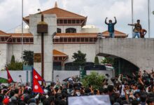 Photo of नेपाल में हिंसक विरोध के बीच सोशल मीडिया प्रतिबंध हटाया, ओली के भागने की अफवाहें, हालात बेहद तनावपूर्ण