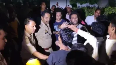 Photo of हापुड़ में धार्मिक आयोजन के दौरान बवाल: दो समुदायों में पथराव और मारपीट, कई घायल, भारी पुलिस बल तैनात