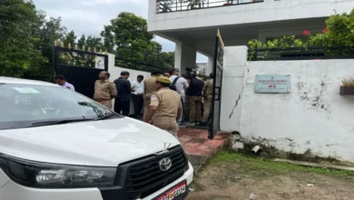 Photo of सपा डेलिगेशन को बरेली में एंट्री से रोका गया, माता प्रसाद पांडे हाउस अरेस्ट