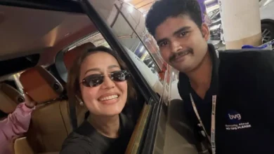 Photo of नेहा कक्कड़ ने दिखाई दरियादिली, फैन के पास फोन न होने पर खुद ली सेल्फी और शेयर की तस्वीर