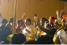 Photo of महनार में तेज प्रताप यादव की सभा में हंगामा, RJD समर्थकों ने लगाए ‘तेजस्वी जिंदाबाद’ के नारे, काफिले पर पत्थरबाजी