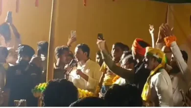 Photo of महनार में तेज प्रताप यादव की सभा में हंगामा, RJD समर्थकों ने लगाए ‘तेजस्वी जिंदाबाद’ के नारे, काफिले पर पत्थरबाजी