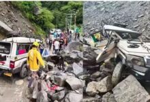 Photo of रुद्रप्रयाग में दर्दनाक हादसा: पहाड़ी से गिरे पत्थरों की चपेट में कार खाई में गिरी, एक की मौत, पांच घायल