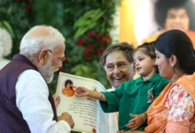 Photo of श्री सत्य साईं बाबा की जन्म शताब्दी पर प्रधानमंत्री मोदी ने दी श्रद्धांजलि, विशेष सिक्का और डाक टिकट किया जारी