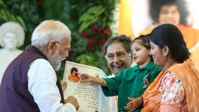 Photo of श्री सत्य साईं बाबा की जन्म शताब्दी पर प्रधानमंत्री मोदी ने दी श्रद्धांजलि, विशेष सिक्का और डाक टिकट किया जारी