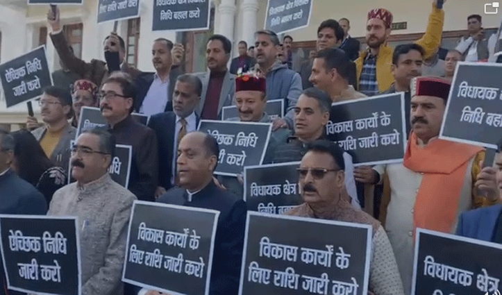 Photo of विकास निधि रोकने के विरोध में भाजपा विधायकों का विधानसभा परिसर में धरना, सरकार पर लगाए गंभीर आरोप