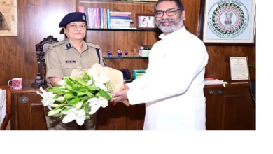 Photo of झारखंड की पहली महिला डीजीपी बनीं तदाशा मिश्रा, महिला सुरक्षा और कानून-व्यवस्था को बताया प्राथमिकता