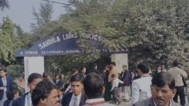 Photo of हरदोई : संडीला के लायंस पब्लिक स्कूल में गैस रिसाव की आशंका, 25 बच्चे बीमार, जांच जारी