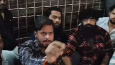 Photo of धीरेंद्र शास्त्री की ‘वृंदावन मदिरा मुक्त’ अपील के बाद हंगामा: दिल्ली से आए युवकों ने तीन शराब की दुकानों पर काटा बवाल