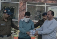 Photo of रुड़की में बंद घरों को निशाना बनाने वाला शातिर चोर गिरफ्तार, 15 लाख के जेवरात बरामद