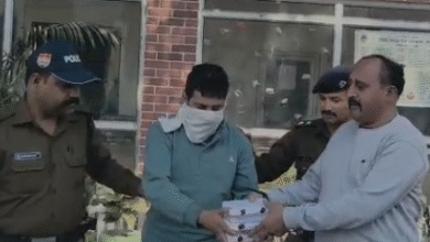 Photo of रुड़की में बंद घरों को निशाना बनाने वाला शातिर चोर गिरफ्तार, 15 लाख के जेवरात बरामद