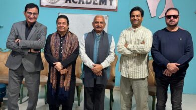 Photo of भजन सम्राट अनूप जलोटा और राज्य सूचना आयुक्त डॉ. दिलीप अग्निहोत्री इंडियन फिल्म एकेडमी के कार्यक्रम में हुए शामिल