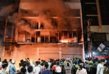 Photo of बांग्लादेश में हिंदू युवक की पीट-पीटकर हत्या, शव पेड़ से लटकाकर जलाया