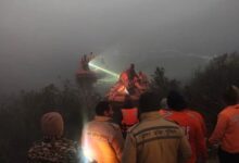 Photo of घने कोहरे में नाले में गिरी कार, 90 मिनट तक जिंदगी से जूझता रहा सॉफ्टवेयर इंजीनियर, नहीं बच सकी जान