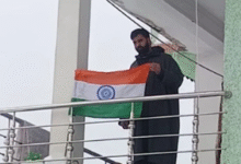 Photo of जम्मू-कश्मीर: शोपियां में आतंकवादी के पिता ने घर पर फहराया तिरंगा, बनी चर्चा का विषय