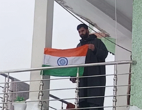 Photo of जम्मू-कश्मीर: शोपियां में आतंकवादी के पिता ने घर पर फहराया तिरंगा, बनी चर्चा का विषय