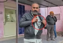 Photo of मथुरा: कोबरा सांप को जेब में रखकर हॉस्पिटल पहुंचा शख्स, बोला- डॉक्टर साहब मुझे इसने ही काटा है