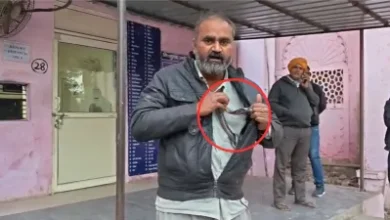 Photo of मथुरा: कोबरा सांप को जेब में रखकर हॉस्पिटल पहुंचा शख्स, बोला- डॉक्टर साहब मुझे इसने ही काटा है