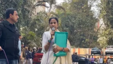 Photo of ईडी बनाम ममता बनर्जी: DGP राजीव कुमार को निलंबित करने की मांग, सुप्रीम कोर्ट पहुंची प्रवर्तन निदेशालय