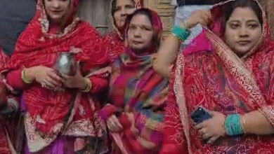 Photo of वृंदावन : बांके बिहारी मंदिर में कुत्तों के प्रवेश पर भड़का गोस्वामी समाज, गंगाजल से किया मंदिर का शुद्धिकरण