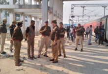 Photo of मऊ: काशी एक्सप्रेस को बम से उड़ाने की धमकी, रेलवे स्टेशन पर संदिग्ध बैग मिलने से अफरा-तफरी