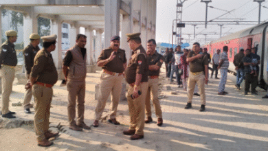 Photo of मऊ: काशी एक्सप्रेस को बम से उड़ाने की धमकी, रेलवे स्टेशन पर संदिग्ध बैग मिलने से अफरा-तफरी