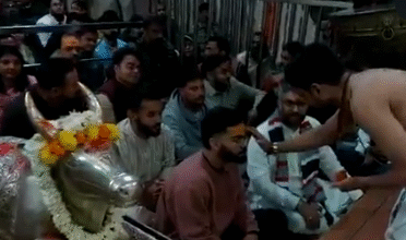 Photo of विराट कोहली ने महाकाल के दर्शन किए, भारत-न्यूजीलैंड वनडे सीरीज का निर्णायक मुकाबला आज इंदौर में