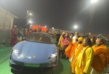 Photo of प्रयागराज माघ मेले में सतुआ बाबा का शाही अंदाज, काफिले में शामिल हुई 3 करोड़ से ज्यादा की पोर्शे कार