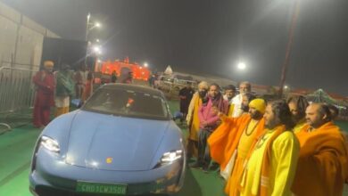 Photo of प्रयागराज माघ मेले में सतुआ बाबा का शाही अंदाज, काफिले में शामिल हुई 3 करोड़ से ज्यादा की पोर्शे कार