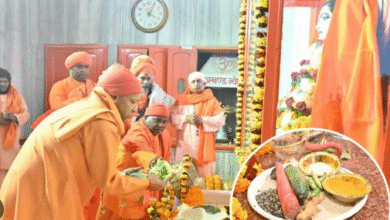 Photo of मकर संक्रांति पर संगम और गोरखनाथ मंदिर में उमड़ा आस्था का सैलाब, सीएम योगी ने चढ़ाई खिचड़ी