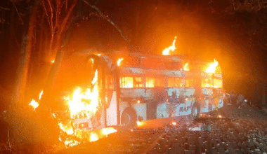 Photo of बेंगलुरु में यात्रियों से भरी प्राइवेट बस में लगी भीषण आग, 30 लोगों की जान बची