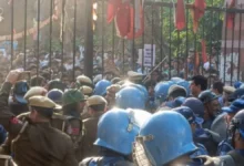 Photo of JNU में ‘लॉन्ग मार्च’ पर बवाल: बैरिकेड तोड़े, पुलिस से झड़प, 50 से ज्यादा छात्र हिरासत में