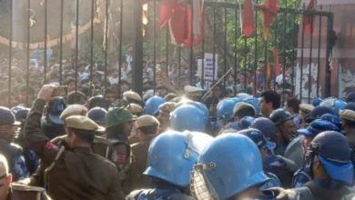 Photo of JNU में ‘लॉन्ग मार्च’ पर बवाल: बैरिकेड तोड़े, पुलिस से झड़प, 50 से ज्यादा छात्र हिरासत में