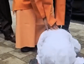 Photo of जापान में योगी आदित्यनाथ से मिले बच्चे, संस्कृत श्लोक सुनाकर किया दंडवत प्रणाम, वीडियो हुआ वायरल