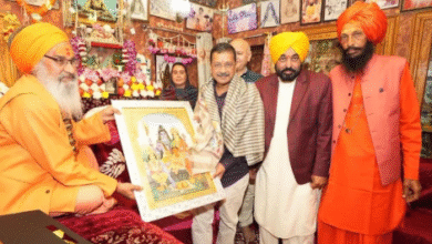 Photo of महाशिवरात्रि पर धूरी के रणकेश्वर महादेव मंदिर पहुंचे केजरीवाल और मान, देश की खुशहाली के लिए की प्रार्थना