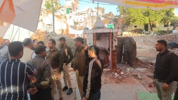 Photo of सागर में मंदिर के पास धमाका, प्रसाद की दुकान में फटा संदिग्ध डिब्बा, 11 साल की बच्ची गंभीर