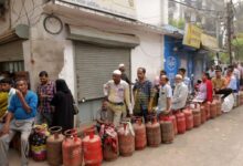 Photo of यूपी में गैस सिलेंडर के लिए लाइन में लगे बुजुर्ग की मौत, फर्रुखाबाद में एजेंसी के बाहर गिरे, अस्पताल में डॉक्टरों ने किया मृत घोषित