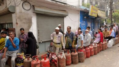 Photo of यूपी में गैस सिलेंडर के लिए लाइन में लगे बुजुर्ग की मौत, फर्रुखाबाद में एजेंसी के बाहर गिरे, अस्पताल में डॉक्टरों ने किया मृत घोषित