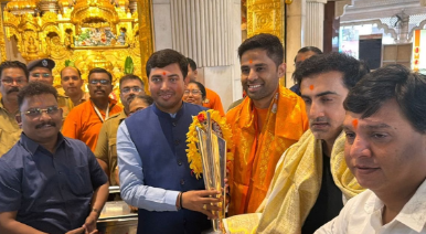 Photo of भारतीय टीम ने T20 वर्ल्ड कप ट्रॉफी के साथ सिद्धिविनायक मंदिर में की पूजा, कोच गंभीर और कप्तान सूर्यकुमार यादव ने किए दर्शन