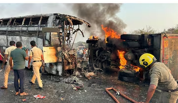 Photo of आंध्र प्रदेश में भीषण सड़क हादसा: बस-ट्रक टक्कर के बाद लगी आग, 13 लोगों की जिंदा जलकर मौत