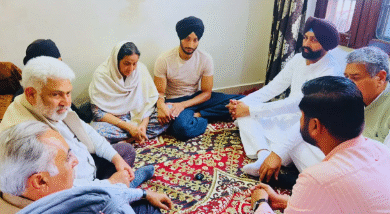 Photo of शहीद एएसआई गुरनाम सिंह के घर पहुंचे आप मंत्री, परिवार को 1 करोड़ और नौकरी का भरोसा