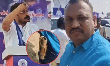 Photo of बाराबंकी में भीम आर्मी प्रमुख चंद्रशेखर आजाद की सुरक्षा में चूक, रिवाल्वर लेकर मंच तक पहुंचा युवक