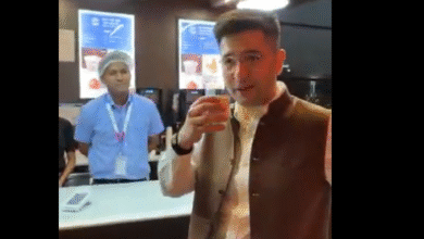 Photo of राघव चड्ढा ने मुंबई एयरपोर्ट पर सिर्फ 10 रुपए में चाय पी, यात्रियों को किफायती सुविधाओं का अनुभव कराया