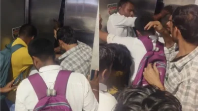 Photo of कानपुर सेंट्रल स्टेशन की लिफ्ट में फंसे 18 यात्री, ओवरलोडिंग से 17 मिनट तक मची अफरा-तफरी