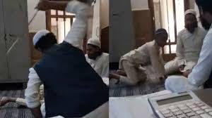 Photo of सहारनपुर: मदरसे में मासूम के साथ बर्बरता, मौलाना ने एक के बाद एक मारे 42 डंडे, वीडियो वायरल
